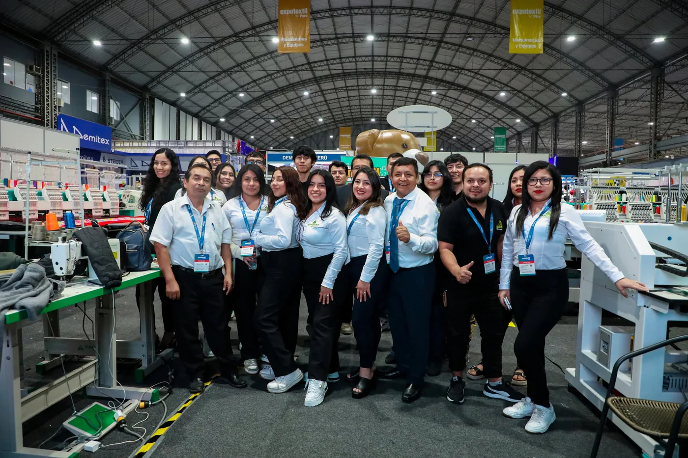 Equipo de asesores FAMATEX en su stand de feria